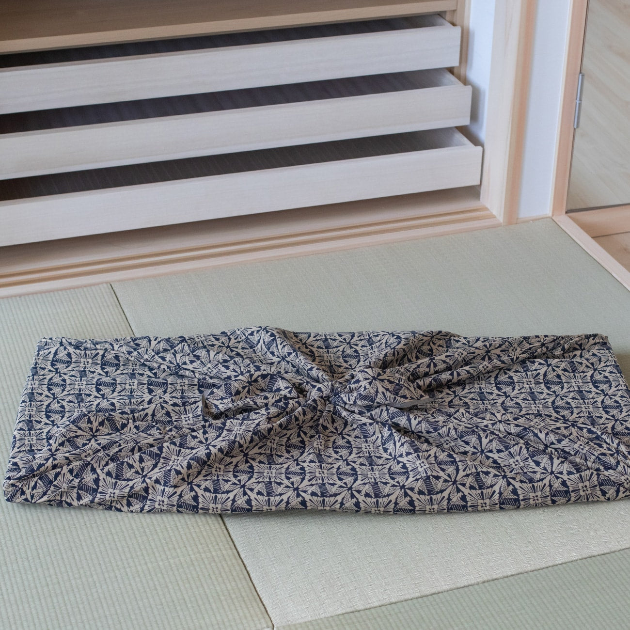風通織ふろしき〈鳳凰と七宝〉・紺